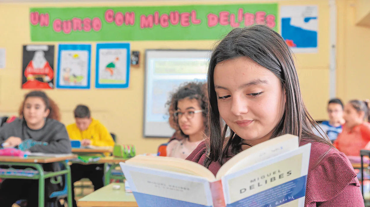 Una niña del CEIP Miguel Delibes de Nava del Rey leyendo una de las obras del autor.
