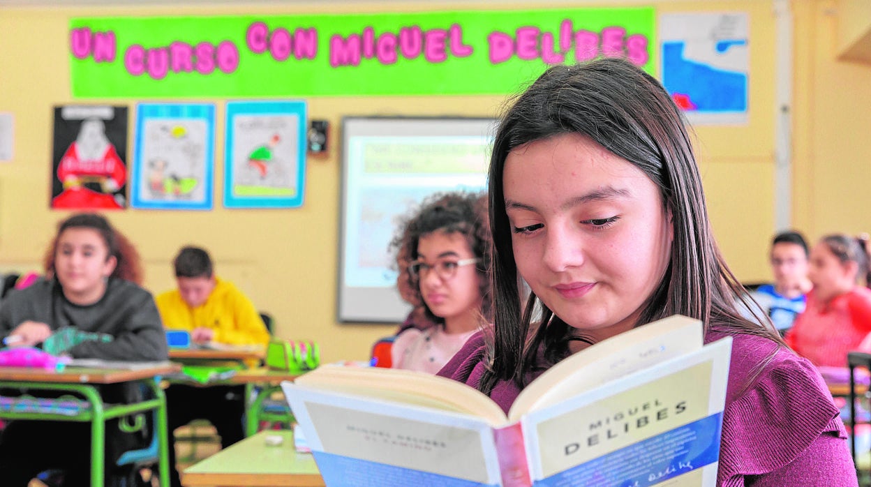 Una niña del CEIP Miguel Delibes de Nava del Rey leyendo una de las obras del autor.