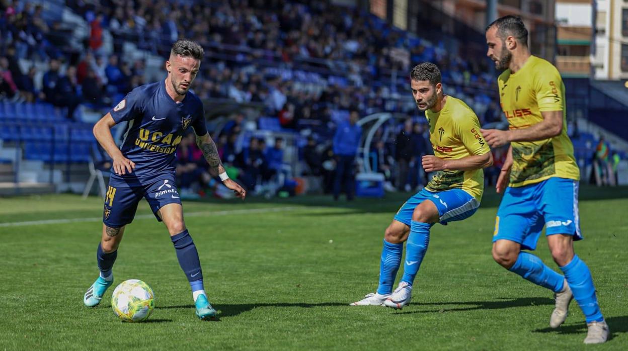 Dos jugadores del Villarrubia intentan quitar el balón a un adversario