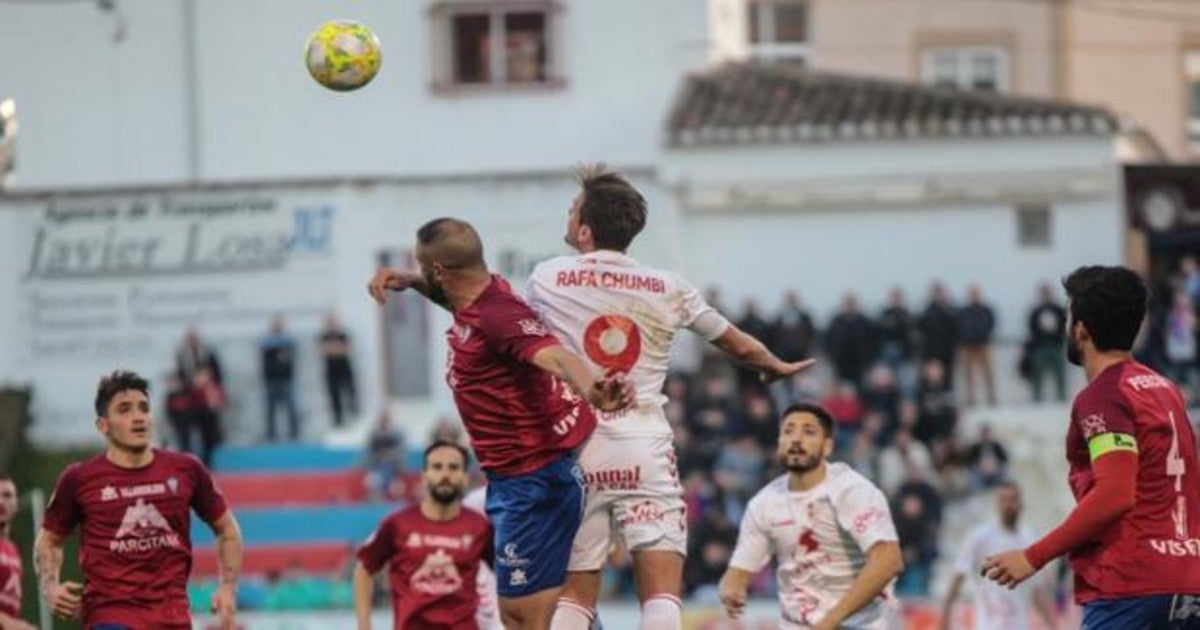 Dos jugadores disputan un balón