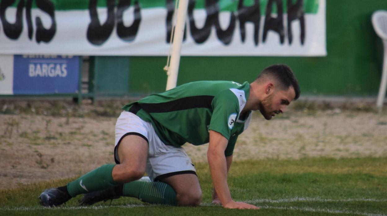 Un jugador del Toledo, en el suelo tras una jugada