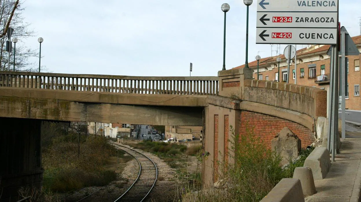 Imagen de la desangelada línea férrea Zaragoza-Teruel-Sagunto, a su paso por la capital turolense