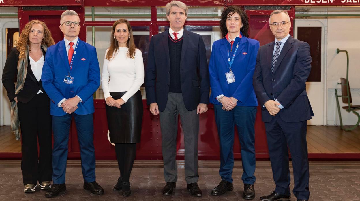 Ángel Garrido, consejero de Transportes, ha presentado las nuevas indumentarias en la estación de Chamartín