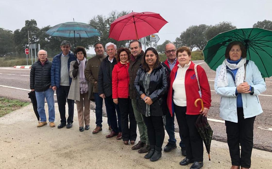 Carmen Riolobos y José Julián Gregorio junto a vecinos de Navalcán y Parrillas en el cruce de la N-502