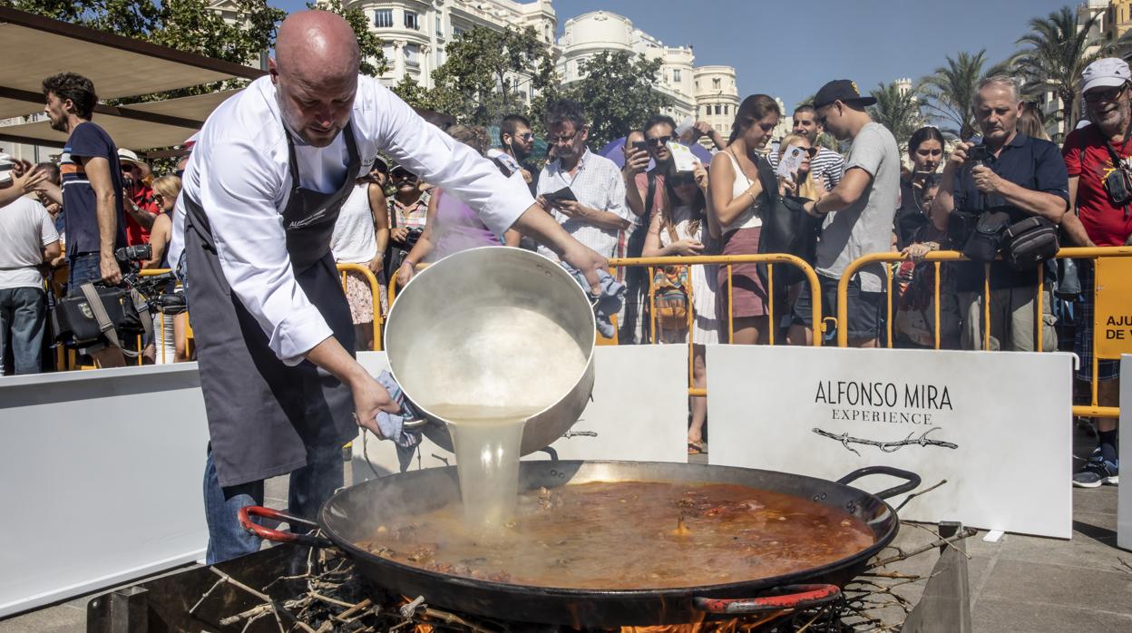 Imagen de archivo de una exhibición de paellas en Valencia