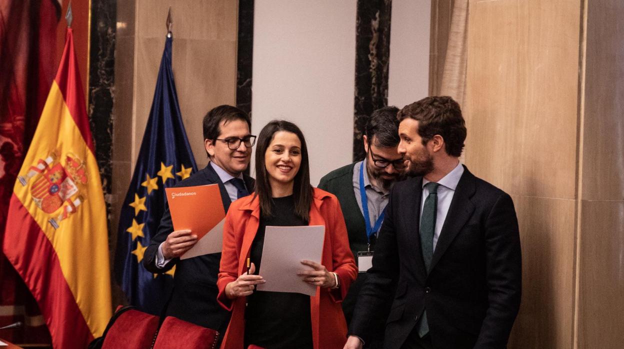 Arrimadas y Casado, antes de comenzar su reunión en el Congreso