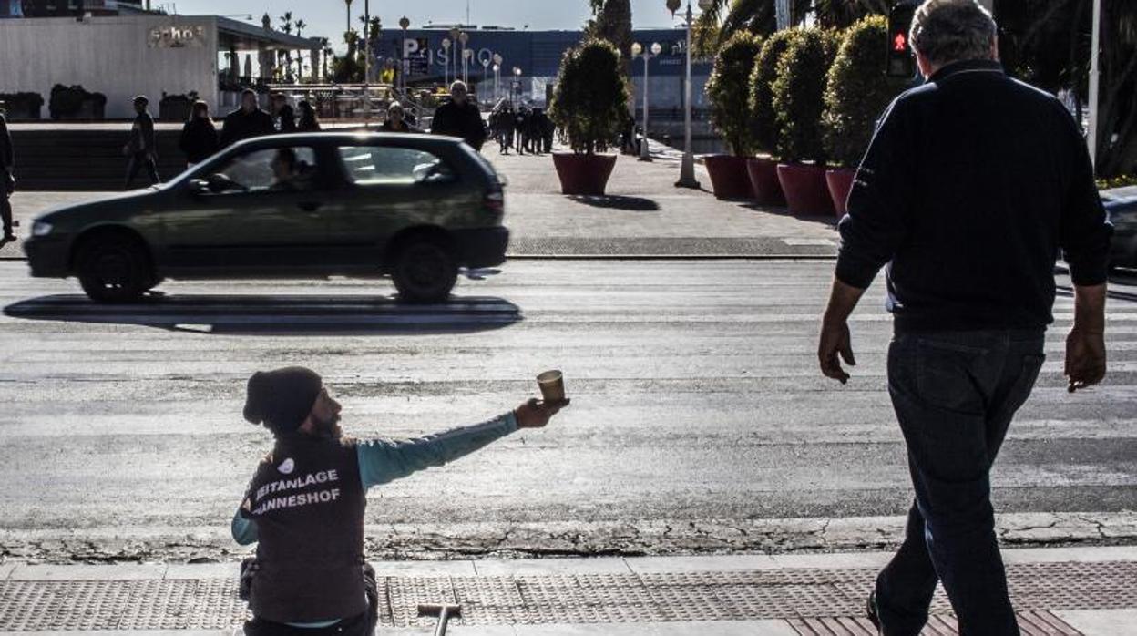 Un mendigo pidiendo limosna en Alicante