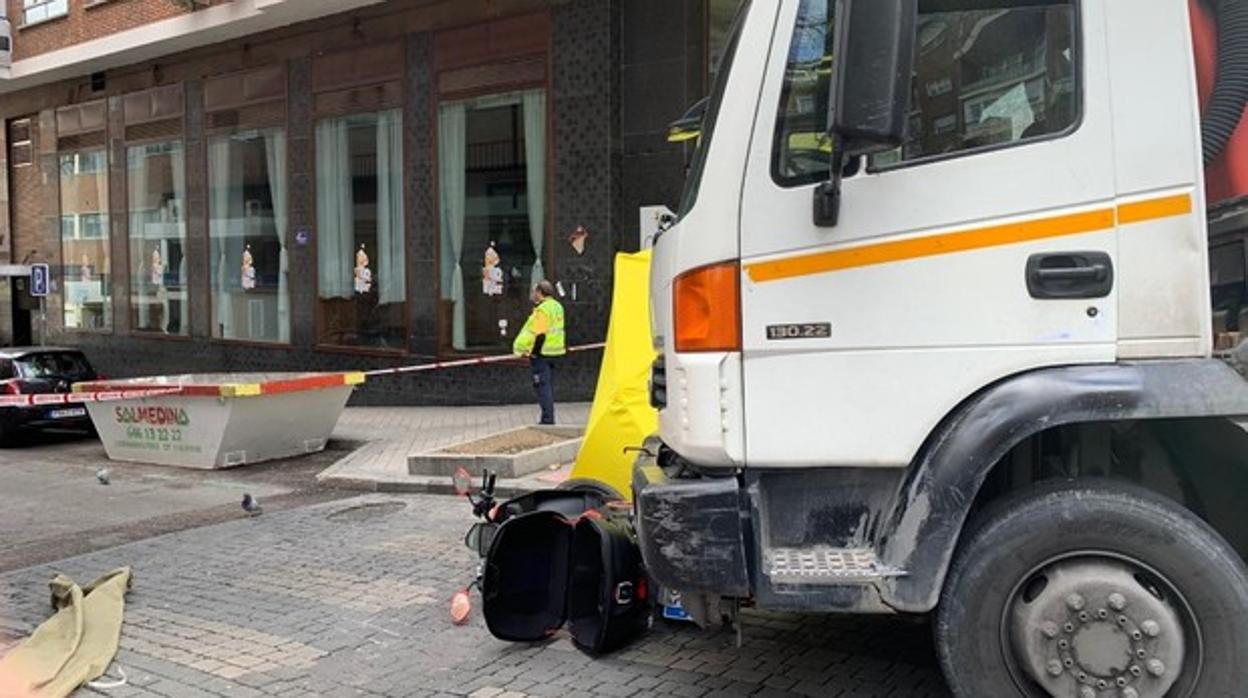 La motocicleta yace en el paso de peatones tras haber sido arrastrada