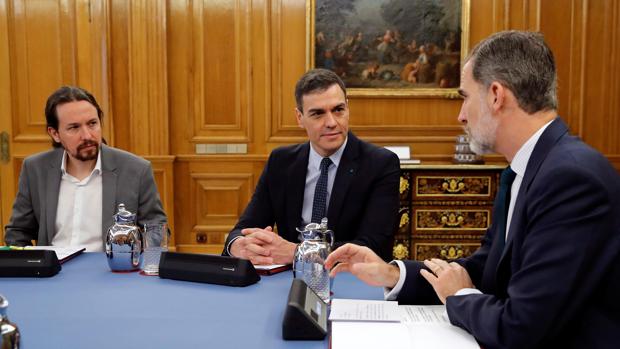 El Gobierno corrige y convoca un segundo Consejo de Ministros en Moncloa tras el presidido por el Rey