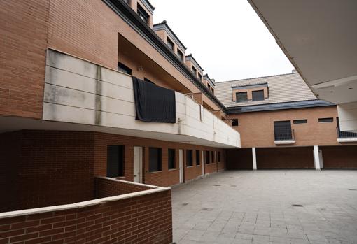 Patio del a urbanización, en la calle de los Almendros, 3