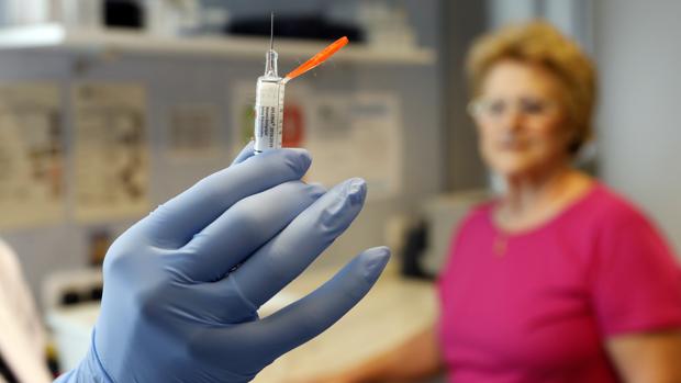 Sanidade inicia una campaña de vacunación tras detectarse un brote de hepatitis A en un colegio de Lalín
