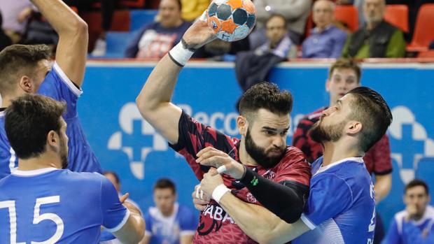 Mario López da la victoria al Ademar de León en el duelo autonómico ante el Atlético Valladolid (30-32)