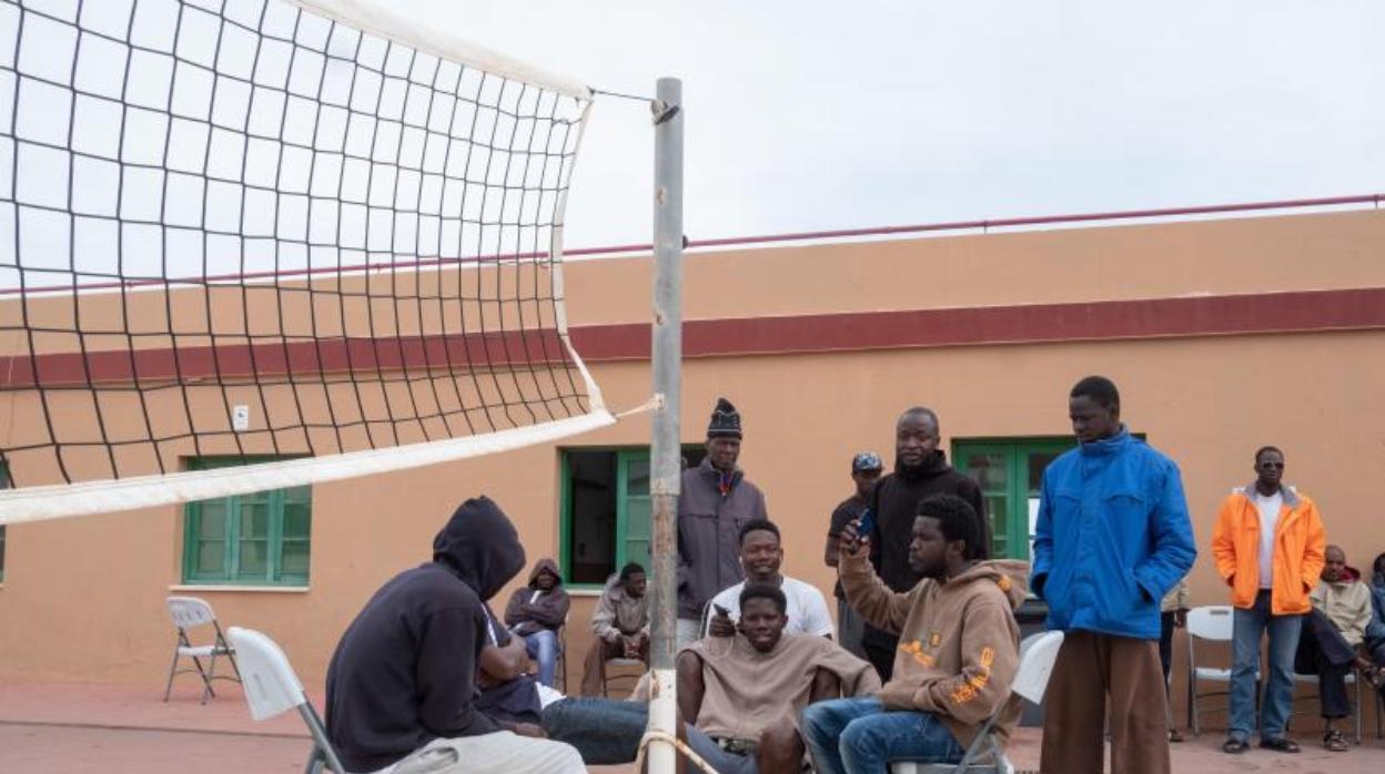 Grupo de inmigrantes en el centro de Cruz Roja de Fuerteventura