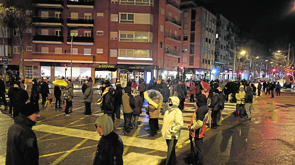 Una noche en la Meridiana, hace menos de un mes, con activistas manifestándose a pesar de la lluvia