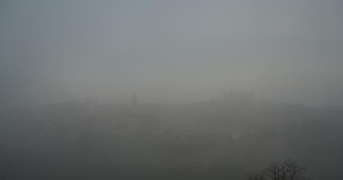 La ciudad de Toledo escondida bajo una espesa niebla