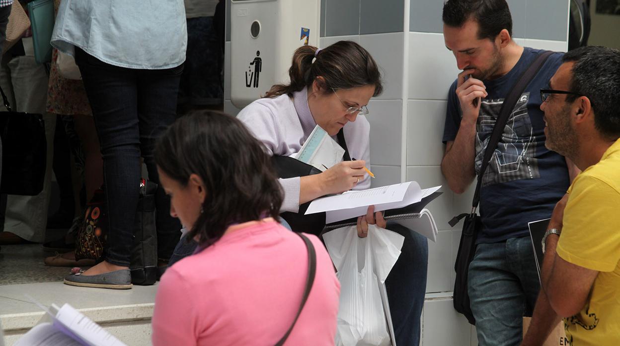 Opositores momentos antes del examen en una imagen de archivo