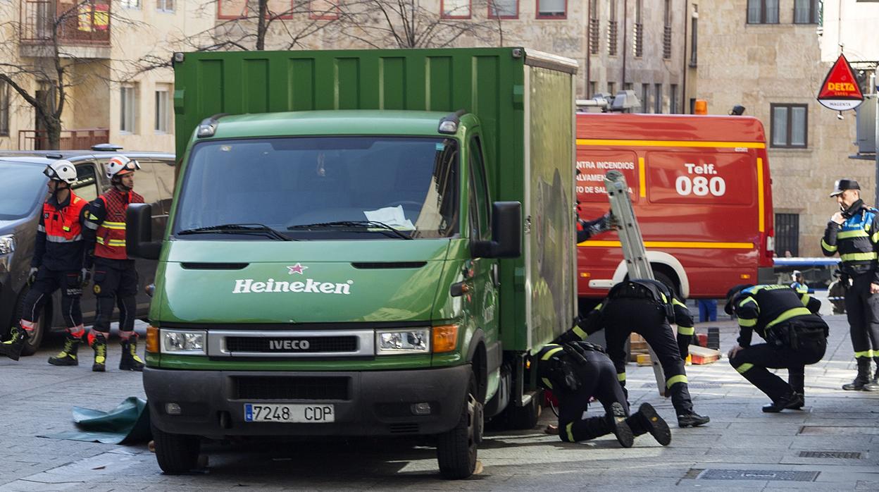 Efectivos de la Policía y de Protección Civil trabajan en el rescate de la víctima