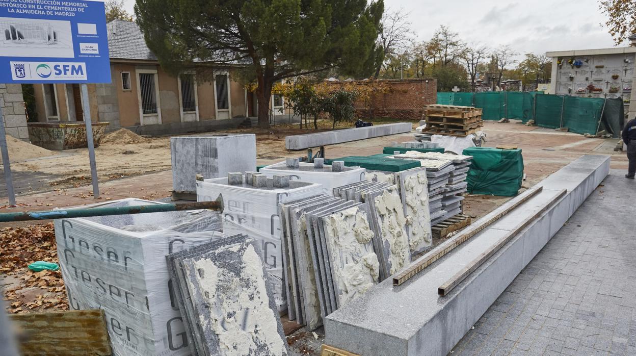 Desmontaje del memorial a las víctimas del franquismo ordenado por Manuela Carmena