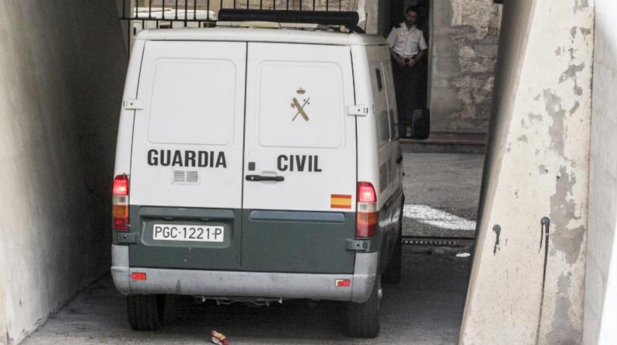 Un furgón de la Guardia Civil