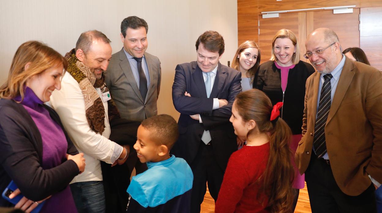 Niños del colegio Cristóbal Colón de Valladolid saludan al presidente de la Junta en presencia de varios consejeros