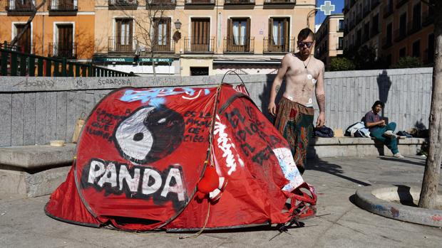 Una acampada de un grupo de sin techo colma la paciencia de los vecinos de Malasaña