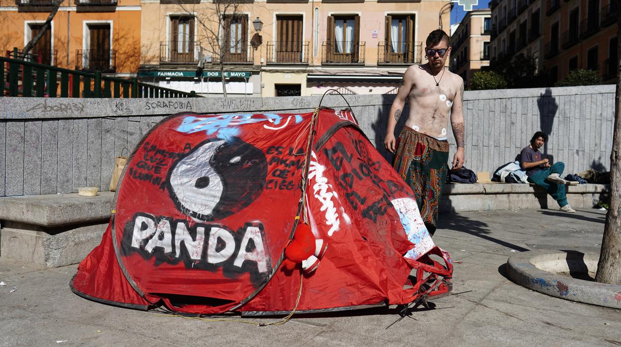 Alberto posa con su tienda de campaña, en la plaza del Dos de Mayo