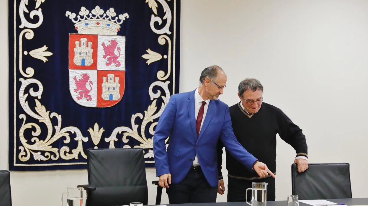 El presidente de las Cortes, Luis Fuentes, y el alcalde de Villalar, en la última reunión mantenida por los patronos de la Fundación