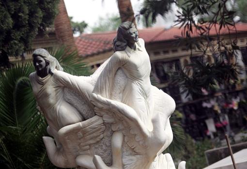 Imagen de la escultura que recuerda a las niñas de Alcàsser en el cementerio de la localidad valenciana