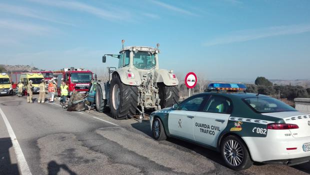 Tres muertos y cinco heridos graves en un choque frontal entre una furgoneta y un tractor en Caspe