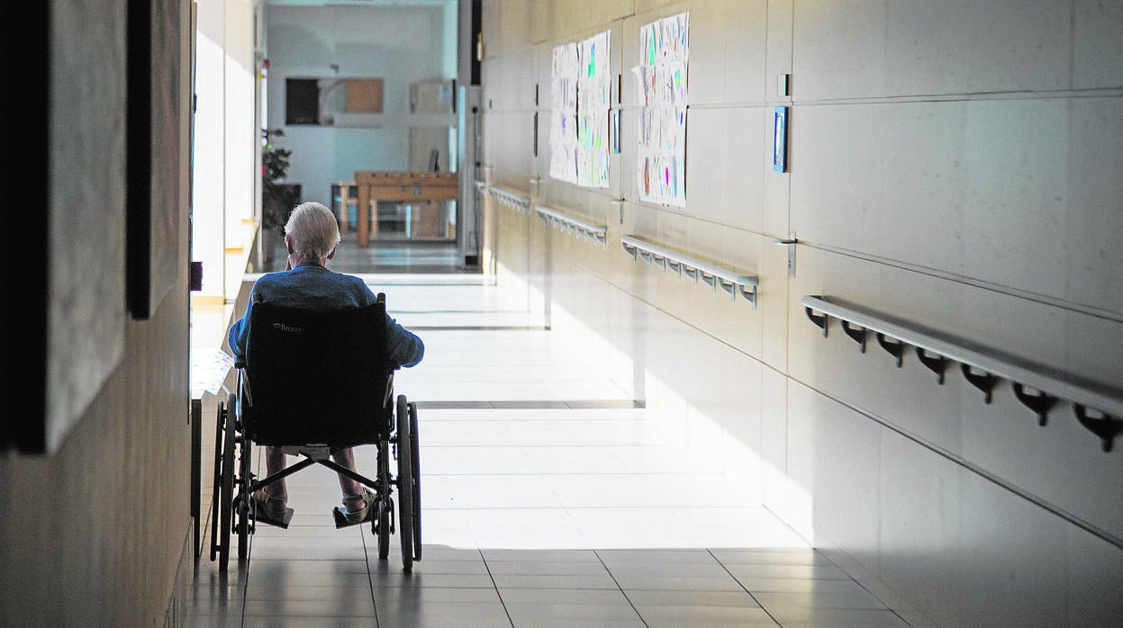 Un anciano en una residencia para mayores