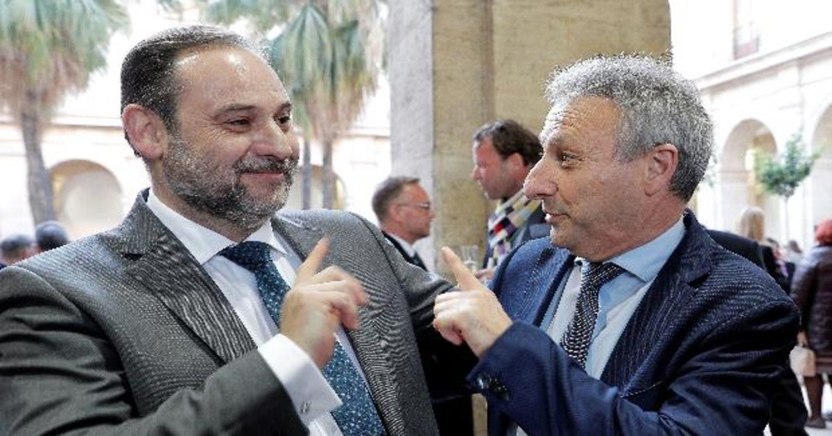 El ministro José Luis Ábalos, hoy en Valencia, con el futuro presidente de Puertos del Estado, Francisco Toledo