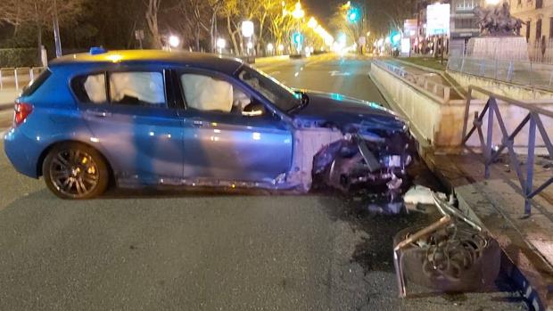 Un turismo arranca diez metros de valla en el paseo de Zorrilla de Valladolid