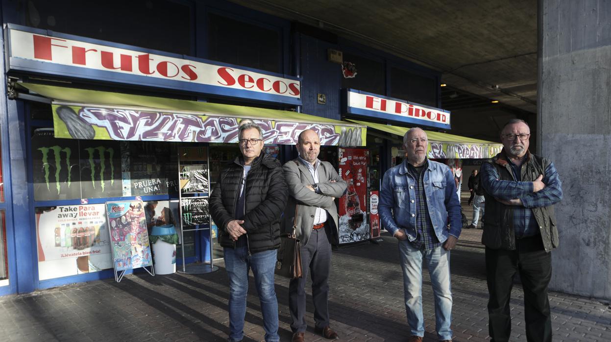 Cuatro de los comerciantes afectados por el cierre, en Aluche