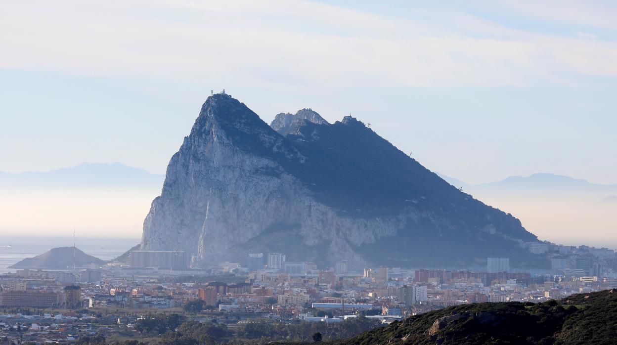 Los alcaldes del Campo de Gibraltar piden a Exteriores fluidez en la Verja y más empleo