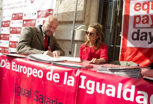 El presidente de la Diputación firmandosu adhesión a la campaña