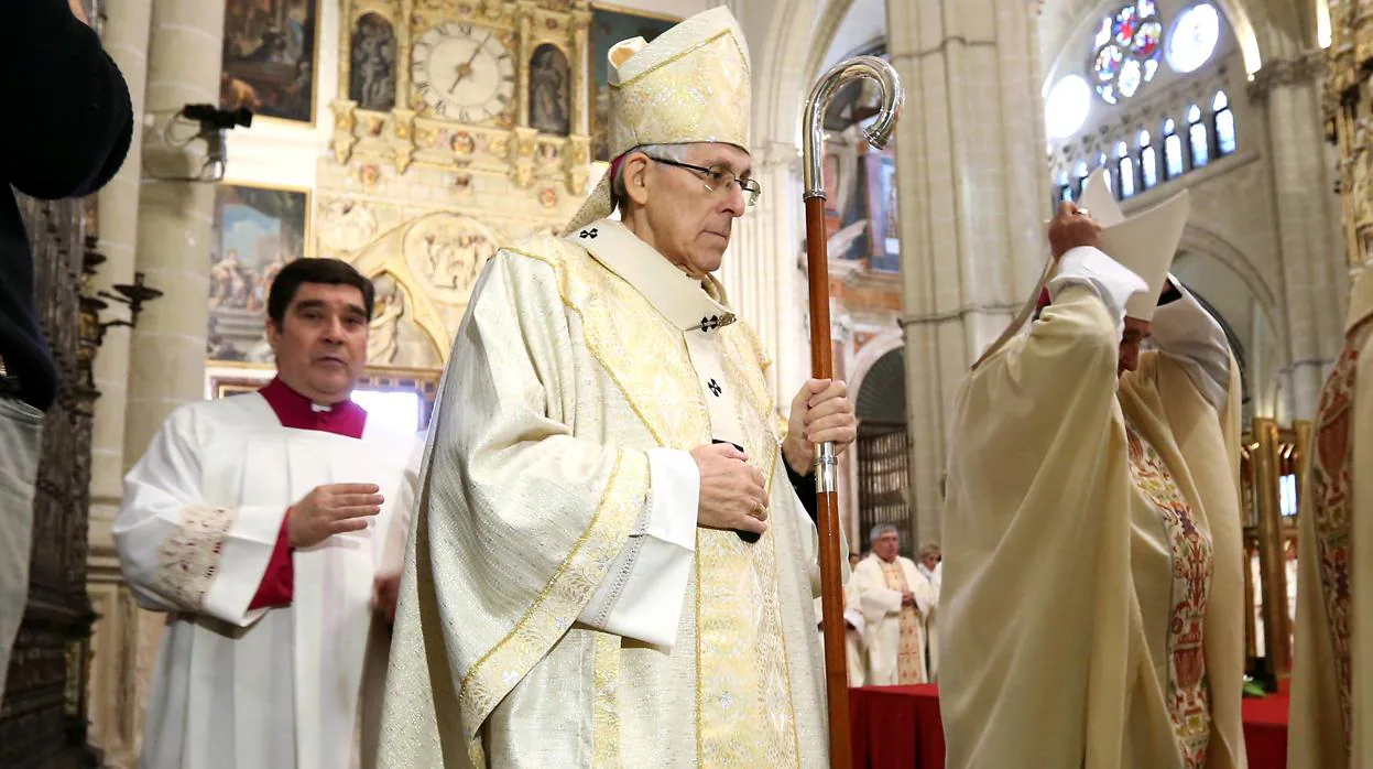Braulio Rodríguez se dirige a pronunciar su homilía de despedida como arzobispo de Toledo