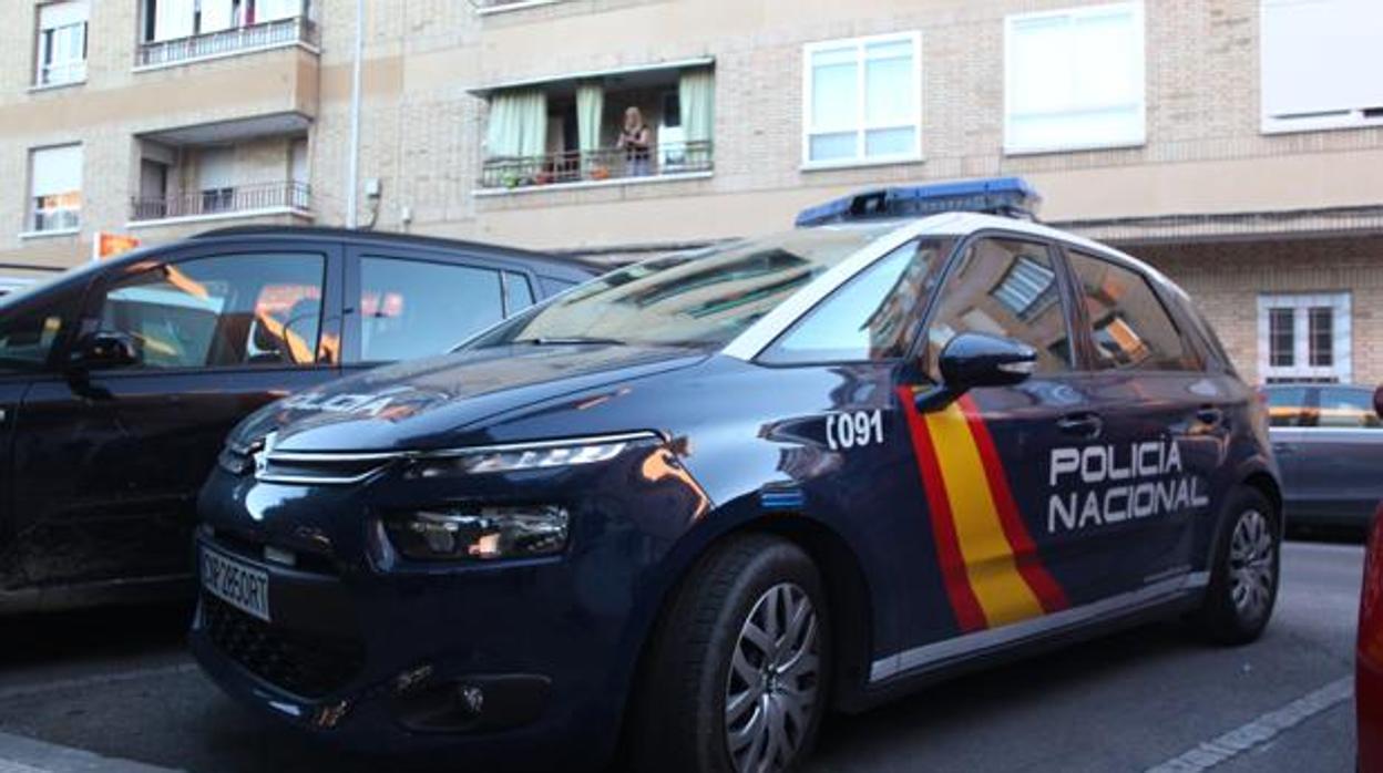 Un coche de la Policía frente a un edificio en Parla