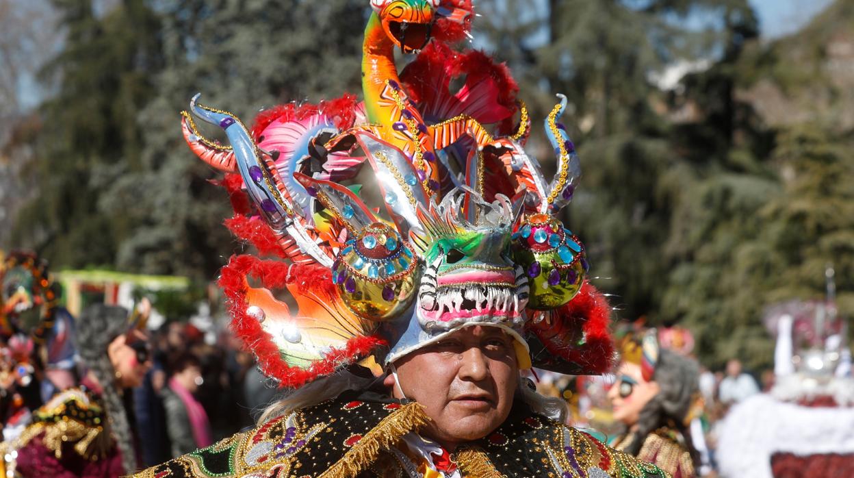 Uno de los integrantes de la comitiva del desfile de Carnaval, este sábado, en Madrid