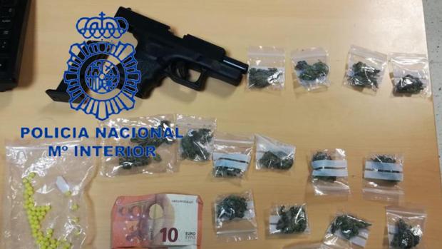 Un chico de 16 años vendía marihuana a otros menores con una pistola falsa junto a un colegio