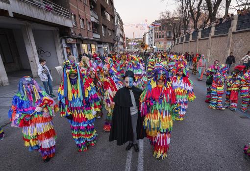 Una de las comparsas que desfiló este sábado por las calles de Guadalajara