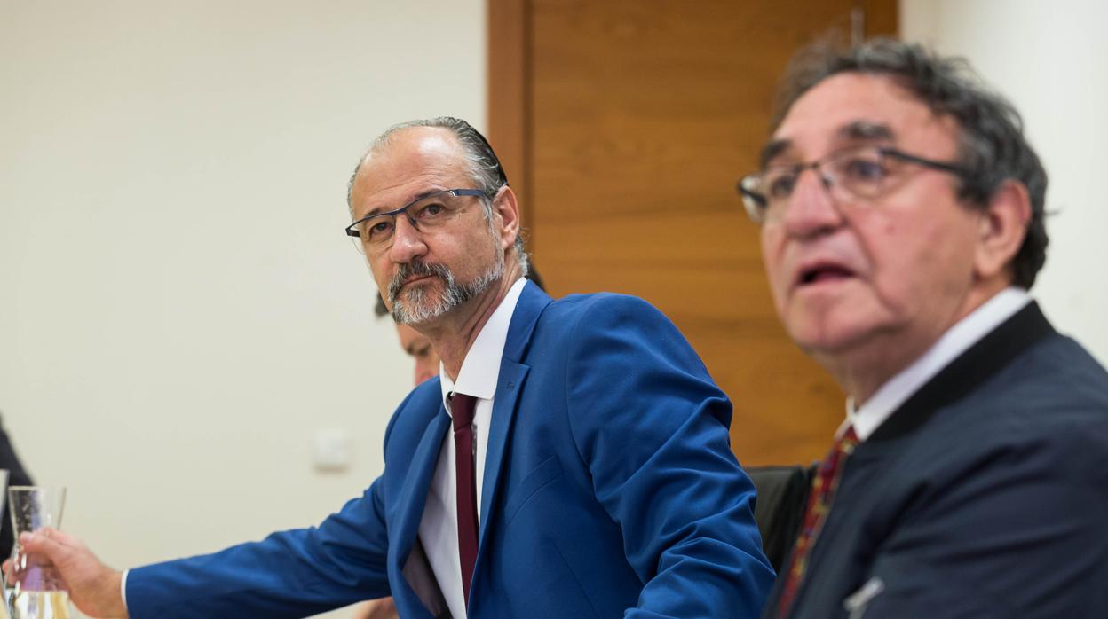 El presidente de las Cortes junto al alcalde de Villalar de los Comuneros, ayer en la reunión celebrada en las Cortes