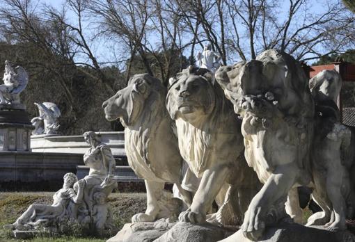 Los leones originales del monumento a Alfonso XII en el estanque de El Retiro, que fueron sustituidos por réplicas de bronce debido a su importante deterioro, junto a la fuente de Eolo