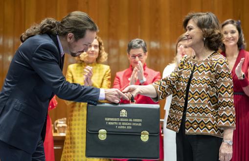 Pablo Iglesias recoge la cartera de vicepresidente de manos de Carmen Calvo