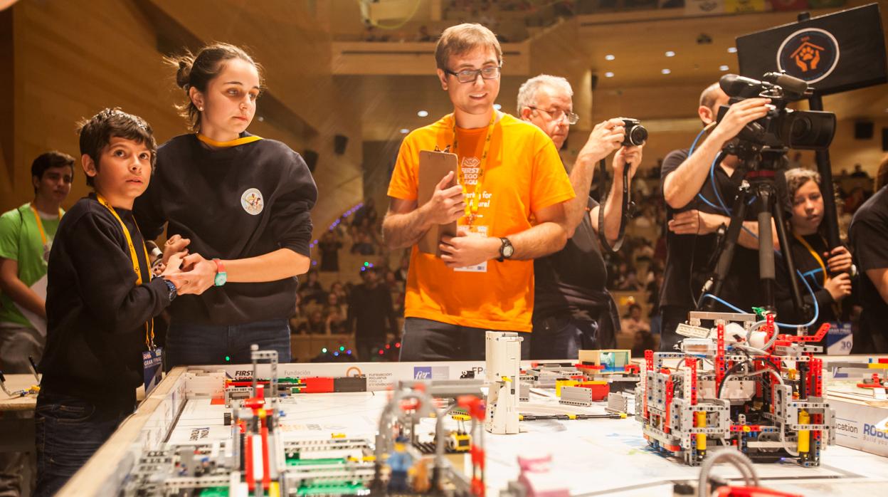 Exhibición de juegos con robots para niños y jóvenes