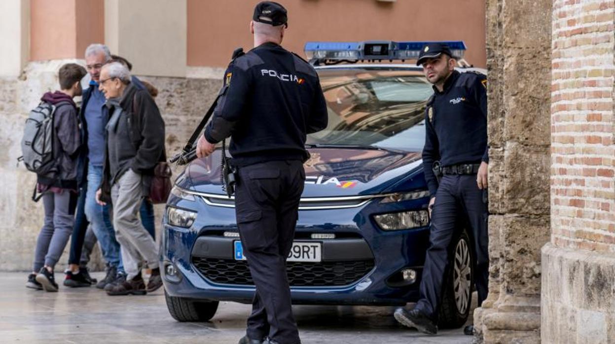 Una patrulla de la Policía Nacional en calles de Valencia