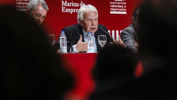 Felipe González ironiza con las competencias de Pablo Iglesias: «Encontraré su relación con el CNI»