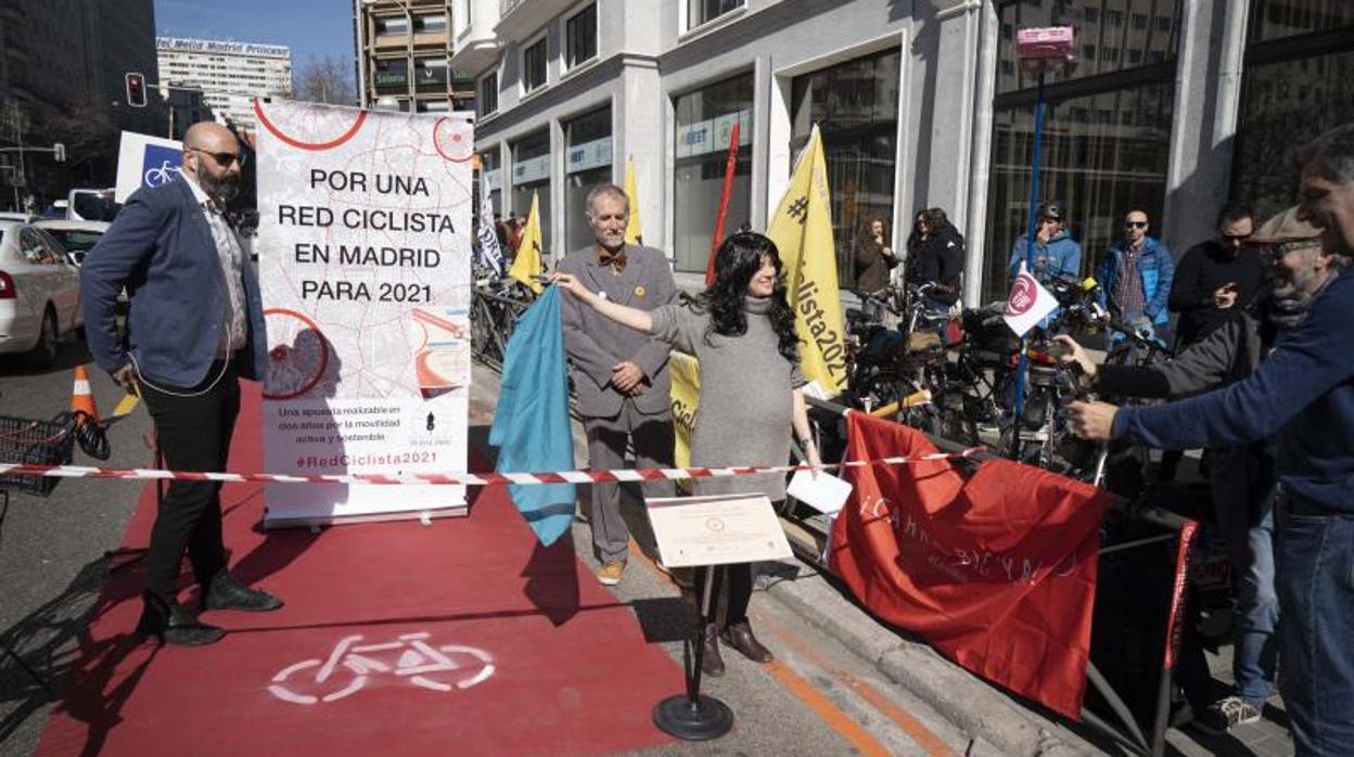 Momento de la «inauguración» ficticia del carril bici de la plaza de España por el colectivo Pedalibre