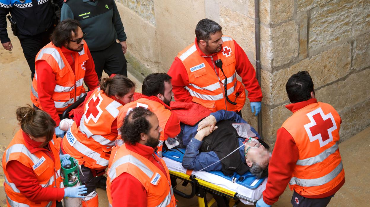 Momento en que los sanitarios atienden al herido en Ciudad Rodrigo