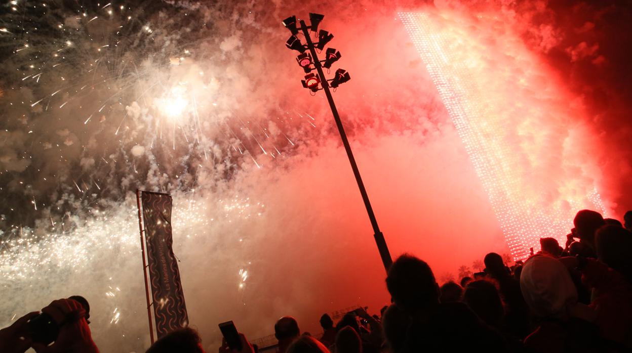 Imagen de la mascletà vertical de Fallas en La Marina de Valencia