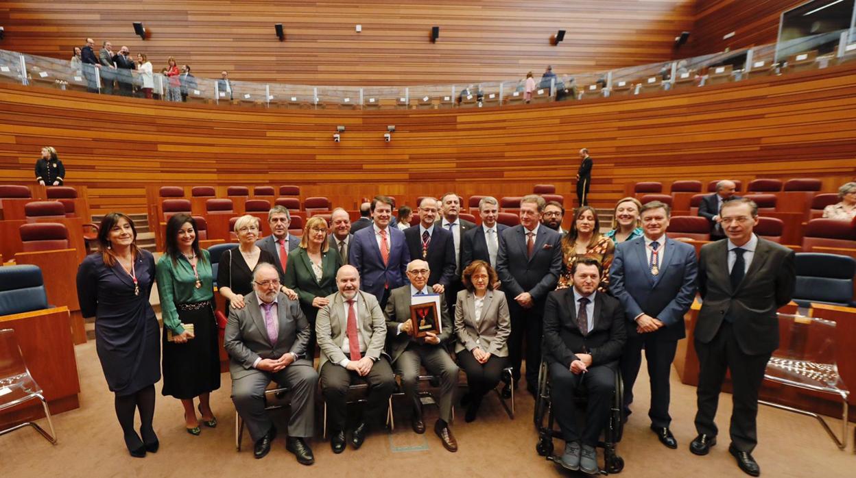 Alfonso Fernández Mañueco y Luis Fuentes posan junto a miembros de Cermi, distinguidos con la Medalla de Orto de las Cortes